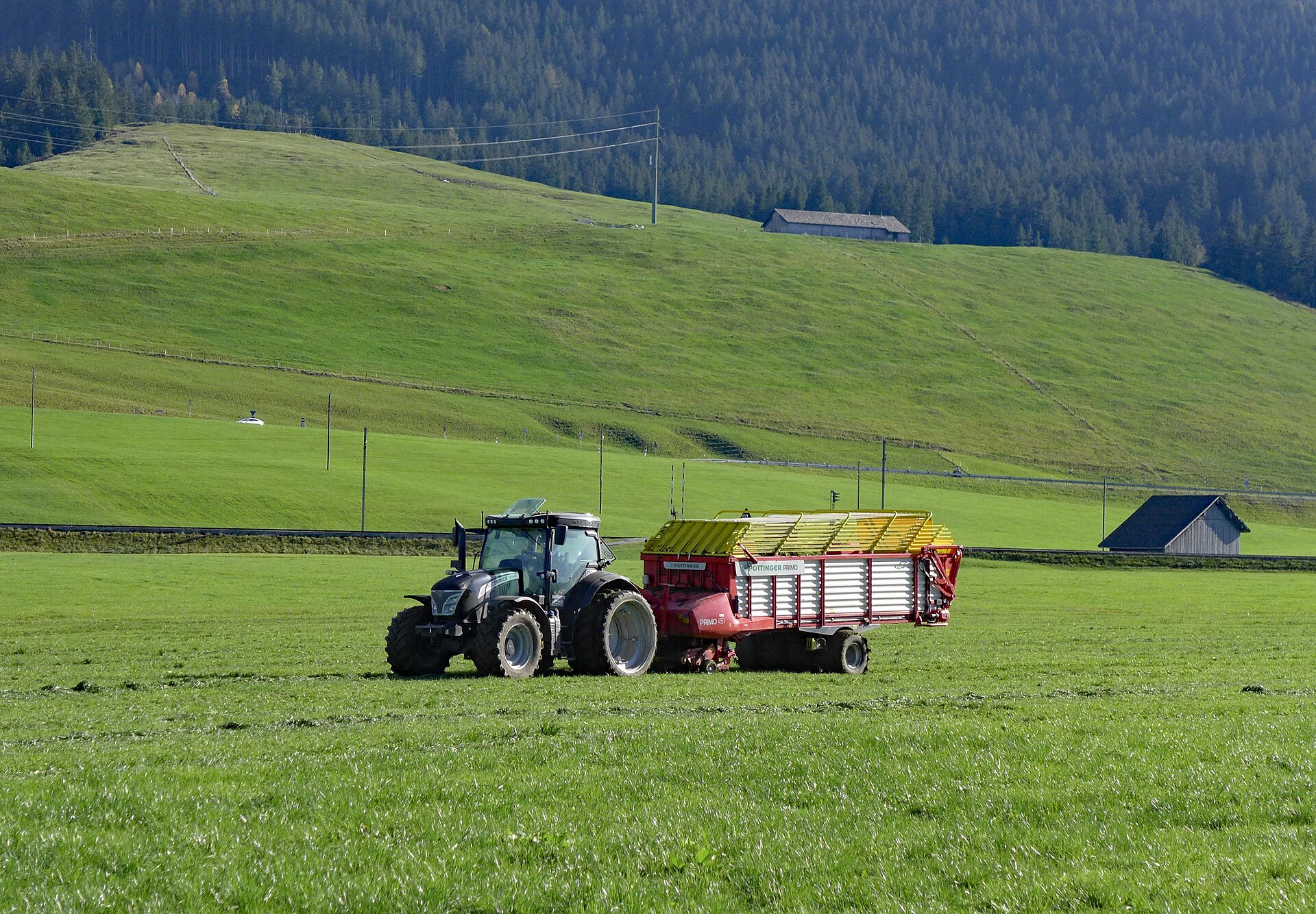 Landtechnikunternehmen rund um Ladewagen und Futterernte als Symbolbild